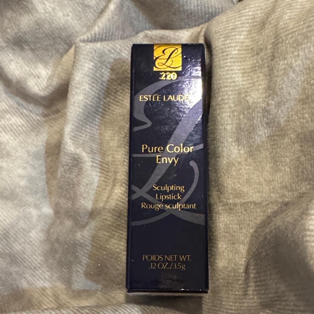 Estee Lauder Envy 220 POWERFUL sculptingā lipstick